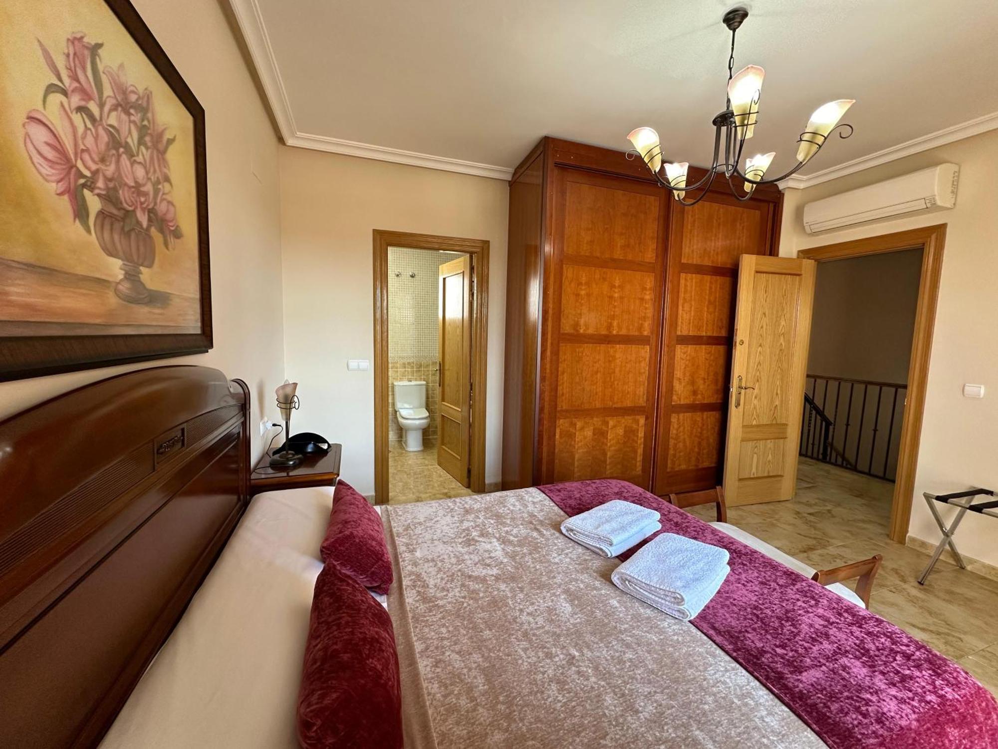 Casa Grande De Tres Plantas Con Parking Gratis Villa Linares  Ngoại thất bức ảnh