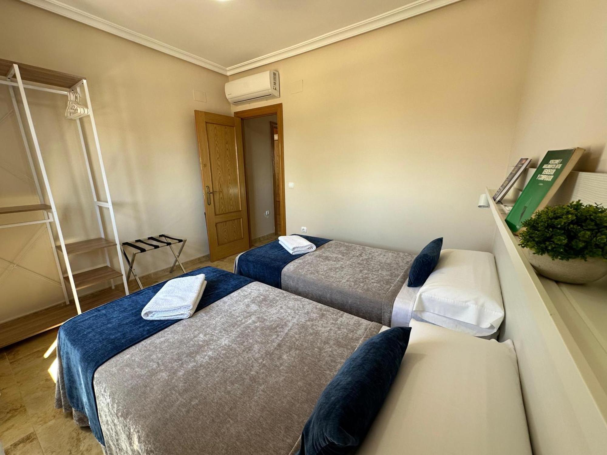 Casa Grande De Tres Plantas Con Parking Gratis Villa Linares  Ngoại thất bức ảnh