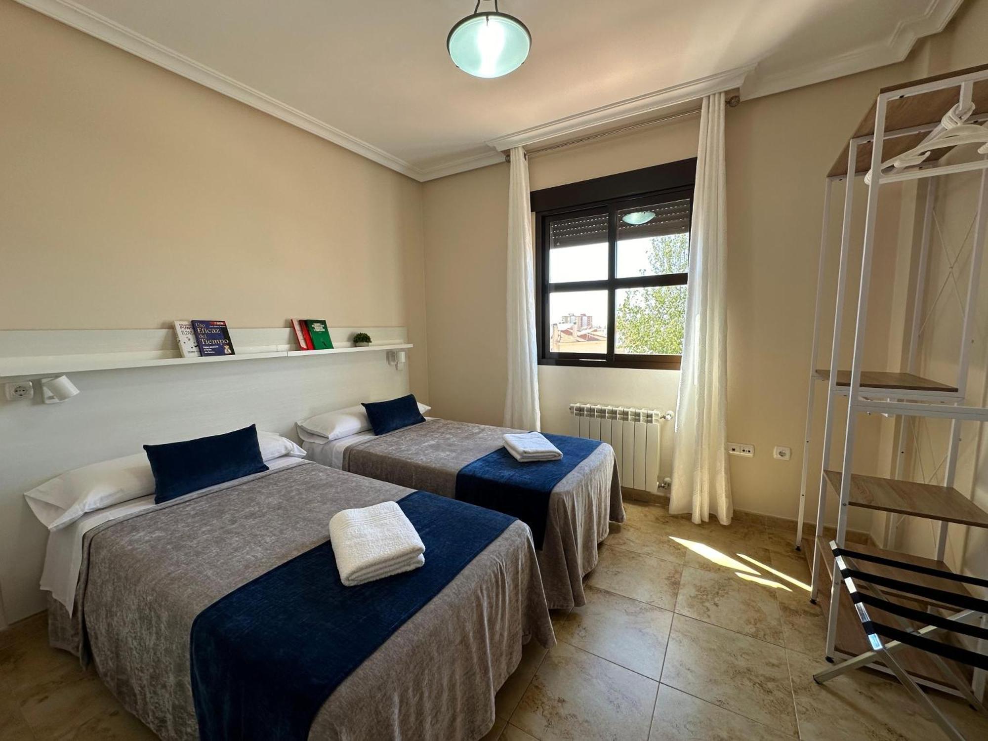 Casa Grande De Tres Plantas Con Parking Gratis Villa Linares  Ngoại thất bức ảnh