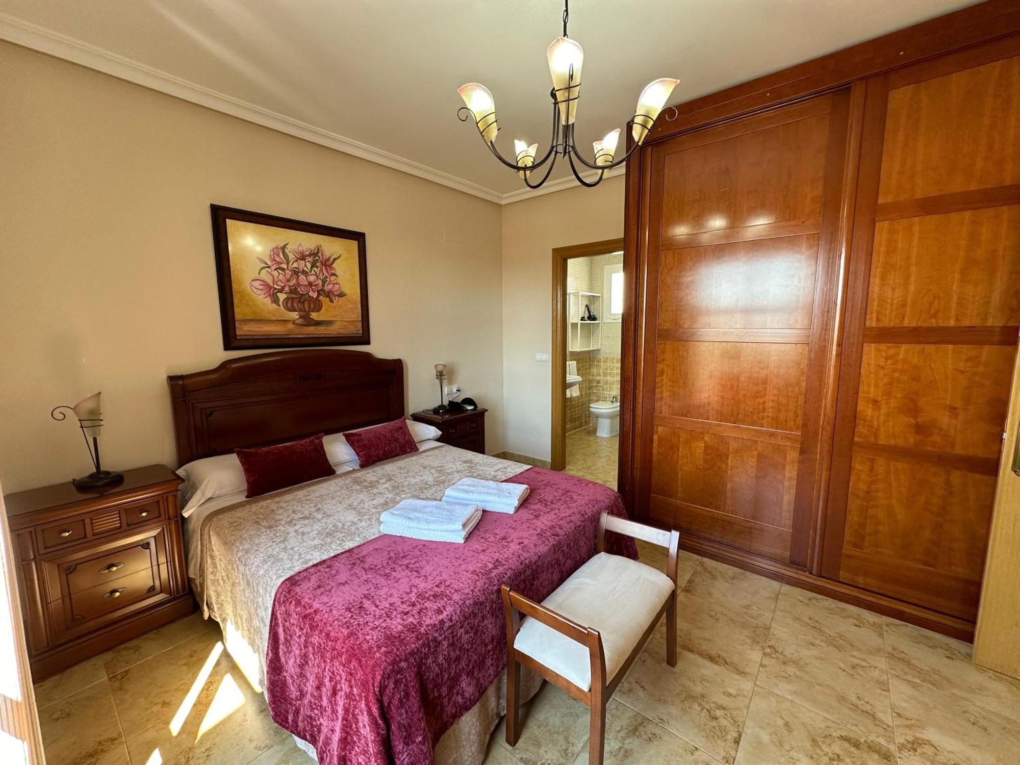 Casa Grande De Tres Plantas Con Parking Gratis Villa Linares  Ngoại thất bức ảnh